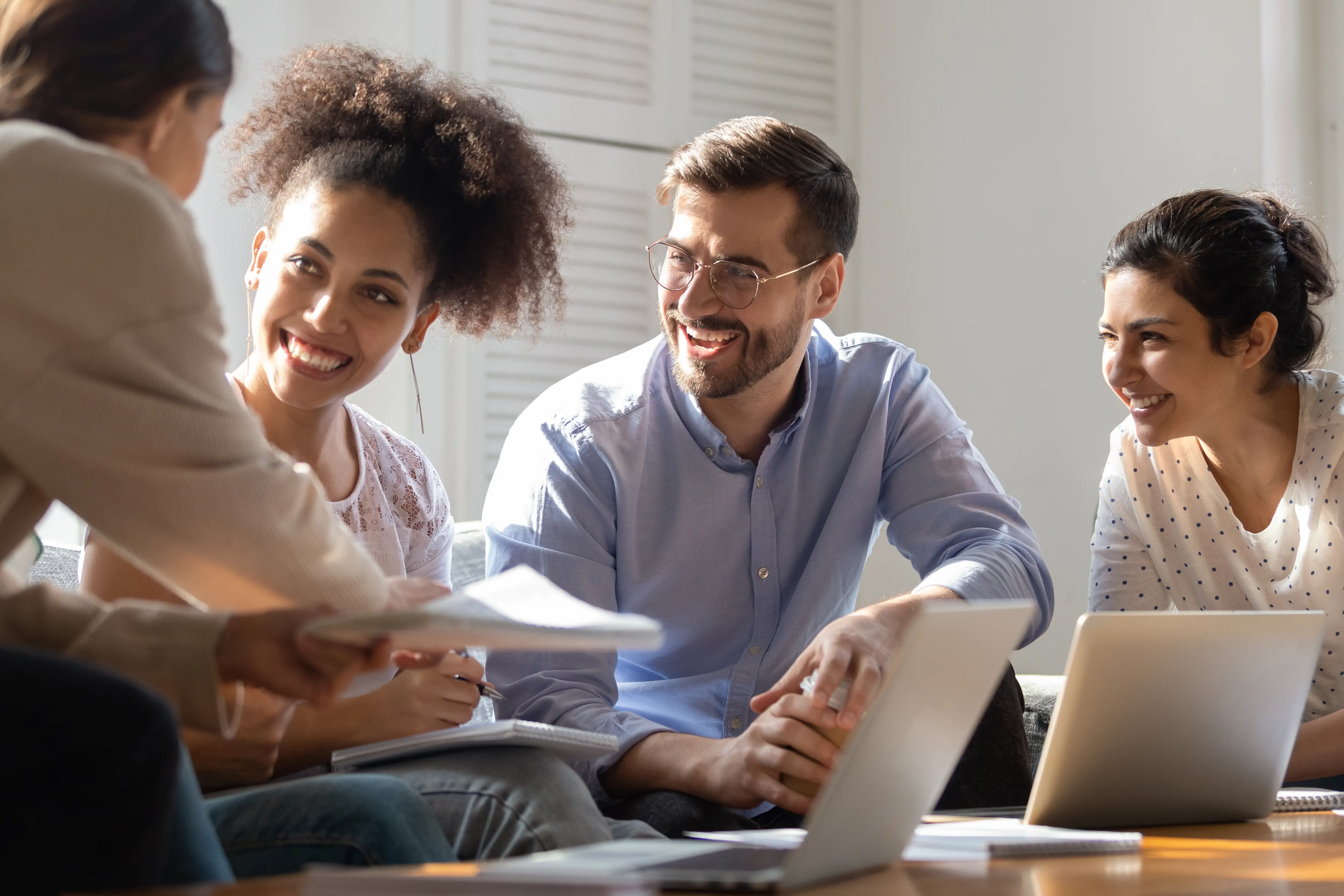 Collègues de bureau tenant une réunion